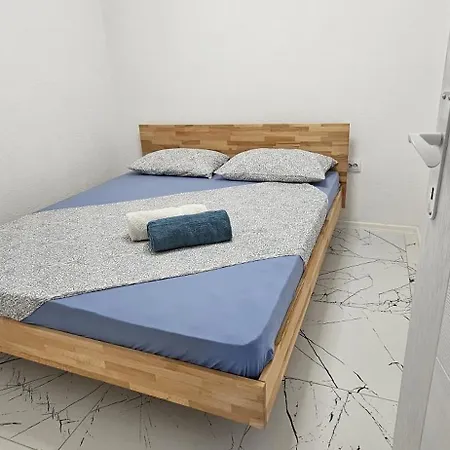 Lookman Apartment *